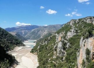 Η ξηρασία πλήττει και τον Αχελώο, αλλά τα δίκτυα παραμένουν τρύπια