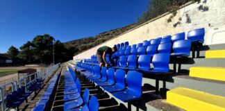 Αμφιλοχία: Νέα όψη στο Κλειστό Γυμναστήριο και το Δημοτικό Στάδιο με τα καθίσματα που δώρισε η ΑΕΚ BC