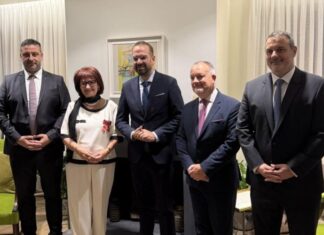 Η πρόεδρος της Βυρωνικής, Ροδάνθη Φλώρου, τιμήθηκε από το Βασιλιά Κάρολο