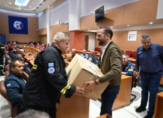 Στολές πυρόσβεσης στις εθελοντικές οργανώσεις πρόσφερε η Περιφέρεια Δυτικής Ελλάδας
