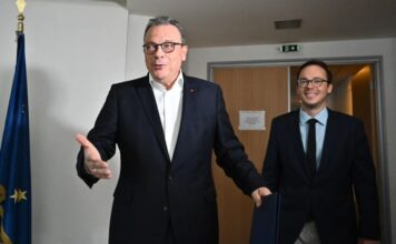 Θέλουν και τον Αλέξη και την καρέκλα