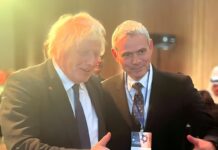 Με πόζα αλά Τrump Καραγκούνης και Βoris Johnson!