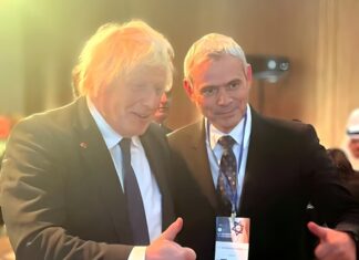 Με πόζα αλά Τrump Καραγκούνης και Βoris Johnson!