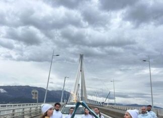 Η Ολυμπιακή Φλόγα διέσχισε τη Γέφυρα Ρίου – Αντιρρίου στη διαδρομή της για το Μιλάνο – Cortina