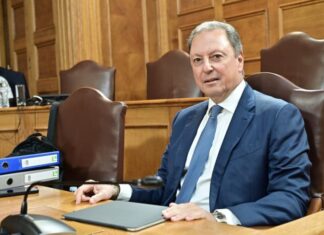 Credits σε Λιβανό από Διαμαντόπουλο