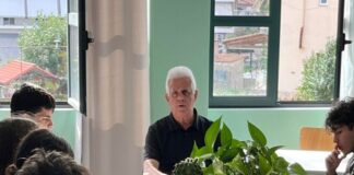 Ο γλύπτης Βασίλης Παπασάικας στο 1ο ΓΕΛ Αγρινίου