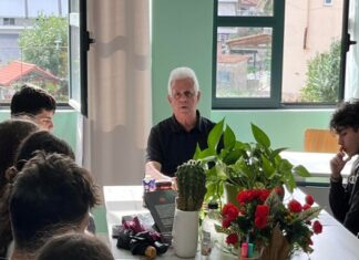 Ο γλύπτης Βασίλης Παπασάικας στο 1ο ΓΕΛ Αγρινίου