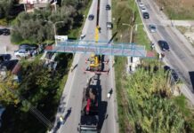 Μεγάλη Χώρα: Η νέα πεζογέφυρα παίρνει τη θέση της