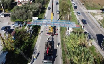 Μεγάλη Χώρα: Η νέα πεζογέφυρα παίρνει τη θέση της