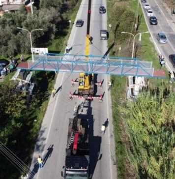 Μεγάλη Χώρα: Η νέα πεζογέφυρα παίρνει τη θέση της