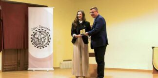 Ξηρόμερο: Bραβεύτηκε η 19χρονη «αρχόντισσα των βουνών» που πρωταγωνίστησε σε ντοκιμαντέρ με το κοπάδι της