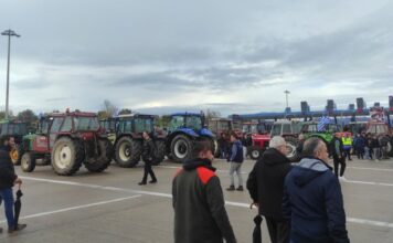 Αγγελόκαστρο: Μπλόκο διαρκείας στην Ιόνια Οδό έστησαν οι αγρότες