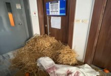 Κοπριά και σανό από τους αγρότες στα γραφεία Καραγκούνη και Παπαθανάση