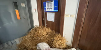 Κοπριά και σανό από τους αγρότες στα γραφεία Καραγκούνη και Παπαθανάση