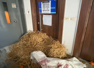 Κοπριά και σανό από τους αγρότες στα γραφεία Καραγκούνη και Παπαθανάση