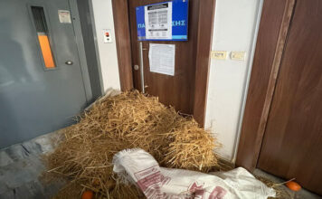 Κοπριά και σανό από τους αγρότες στα γραφεία Καραγκούνη και Παπαθανάση