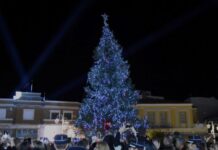 Σε χριστουγεννιάτικη ατμόσφαιρα η φωταγώγηση του δέντρου στο Μεσολόγγι