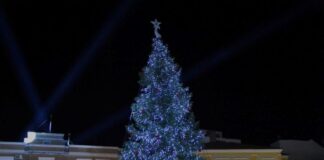 Σε χριστουγεννιάτικη ατμόσφαιρα η φωταγώγηση του δέντρου στο Μεσολόγγι