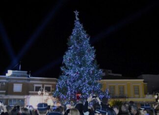 Σε χριστουγεννιάτικη ατμόσφαιρα η φωταγώγηση του δέντρου στο Μεσολόγγι