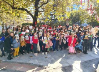 Το «Δέντρο της Αγάπης» στόλισε την Πλατεία Παναγόπουλου με χαμόγελα και μηνύματα προσφοράς