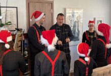 Χριστουγεννιάτικες νότες από τη Φιλαρμονική «Ιωσήφ Ρωγών» στο Δημαρχείο Μεσολογγίου