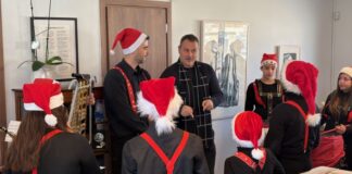 Χριστουγεννιάτικες νότες από τη Φιλαρμονική «Ιωσήφ Ρωγών» στο Δημαρχείο Μεσολογγίου