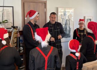 Χριστουγεννιάτικες νότες από τη Φιλαρμονική «Ιωσήφ Ρωγών» στο Δημαρχείο Μεσολογγίου