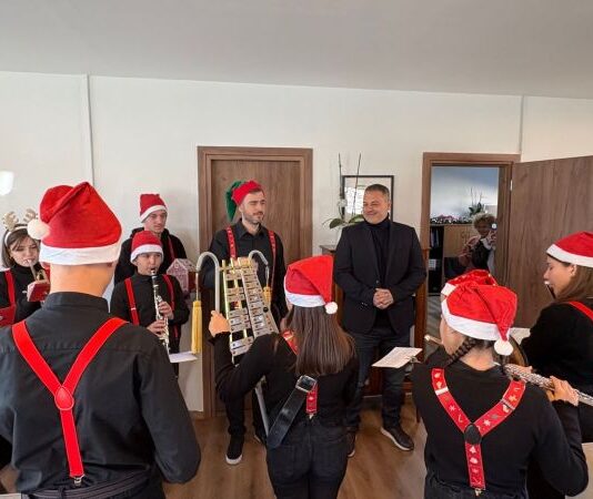 Πρωτοχρονιάτικα κάλαντα από τη Φιλαρμονική «Ιωσήφ Ρωγών» στο Δημαρχείο Μεσολογγίου