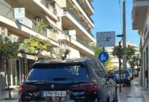 Το υπουργικό αυτοκίνητο σταθμευμένο ακριβώς κάτω από την πινακίδα του πεζοδρόμου…