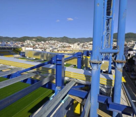 Μπαίνει το στέγαστρο στη μικρή εξέδρα στο γήπεδο του Παναιτωλικού