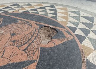 Η ομορφούλα του κάμπου με έμβλημα τη… λακκούβα