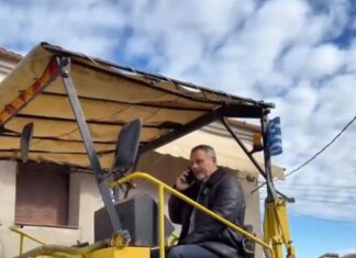 Ο Διαμαντόπουλος τους απέλυσε όλους και καβάλησε… τον οδοστρωτήρα