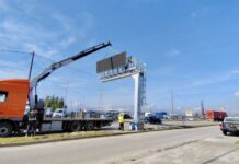 Πινακίδες μηνυμάτων στις εισόδους Αγρινίου και Μεσολογγίου από την Περιφέρεια