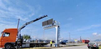 Πινακίδες μηνυμάτων στις εισόδους Αγρινίου και Μεσολογγίου από την Περιφέρεια