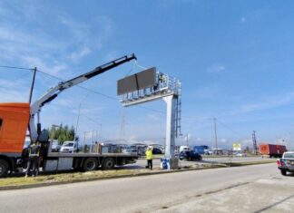 Πινακίδες μηνυμάτων στις εισόδους Αγρινίου και Μεσολογγίου από την Περιφέρεια