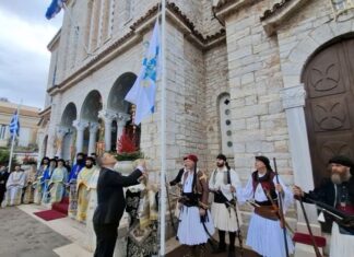 Μεσολόγγι: Η Μητρόπολη ύψωσε την επετειακή σημαία για τα 200 χρόνια από την Έξοδο