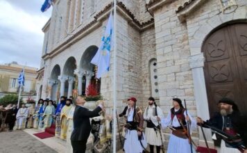 Μεσολόγγι: Η Μητρόπολη ύψωσε την επετειακή σημαία για τα 200 χρόνια από την Έξοδο