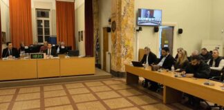 Πρακτική κλειστών μικροφώνων στο δημοτικό συμβούλιο Αγρινίου
