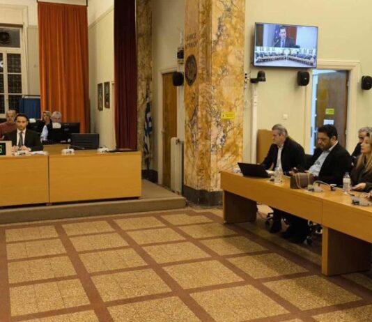 Πρακτική κλειστών μικροφώνων στο δημοτικό συμβούλιο Αγρινίου