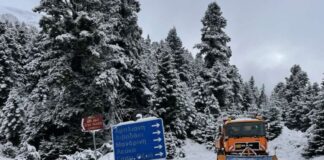 Αιτωλοακαρνανία: Επί ποδός για το χιονιά μηχανήματα της Περιφέρειας – Κλειστά τμήματα στην ορεινή Ναυπακτία