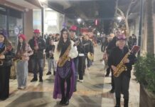Ενθουσίασε η Agrinio Band με τη δράση «Pink Panthers Walking in Town»