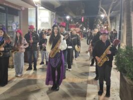 Ενθουσίασε η Agrinio Band με τη δράση «Pink Panthers Walking in Town»