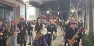 Ενθουσίασε η Agrinio Band με τη δράση «Pink Panthers Walking in Town»