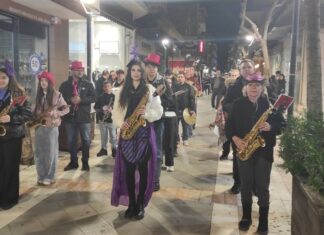 Ενθουσίασε η Agrinio Band με τη δράση «Pink Panthers Walking in Town»