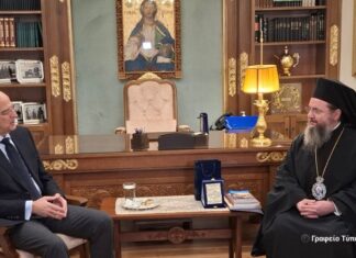 Επίσκεψη του Νίκου Δένδια στο Μητροπολίτη Δαμασκηνό