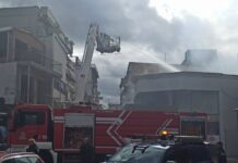 Αγρίνιο: Υπό εξέταση τα αίτια της φωτιάς σε αποθήκη καταστήματος