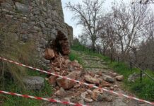 Έπεσε η είσοδος στον αρχαιολογικό χώρο του κοιμητηριού στο Κάστρο της Παραβόλας