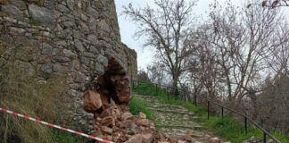 Έπεσε η είσοδος στον αρχαιολογικό χώρο του κοιμητηριού στο Κάστρο της Παραβόλας