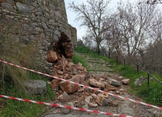 Έπεσε η είσοδος στον αρχαιολογικό χώρο του κοιμητηριού στο Κάστρο της Παραβόλας