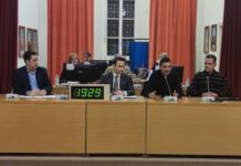 «Υπήρχε κρουνός που “σκότωνε”»: Απαντά η Πυροσβεστική για τη φωτιά στη στοά Παπαγιάννη